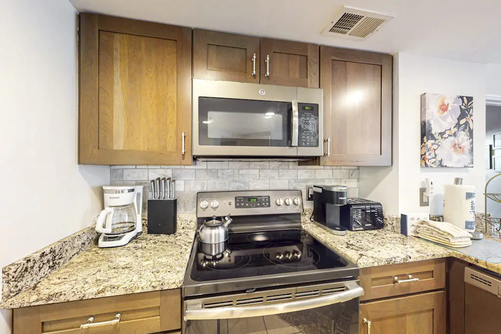 Island condo w/ beach access and balcony view - close to golf