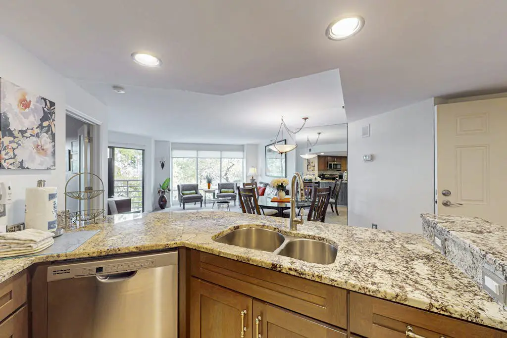 Island condo w/ beach access and balcony view - close to golf