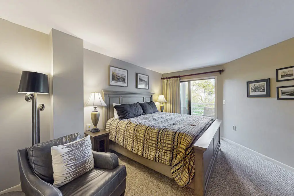Island condo w/ beach access and balcony view - close to golf