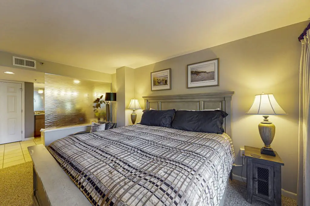 Island condo w/ beach access and balcony view - close to golf