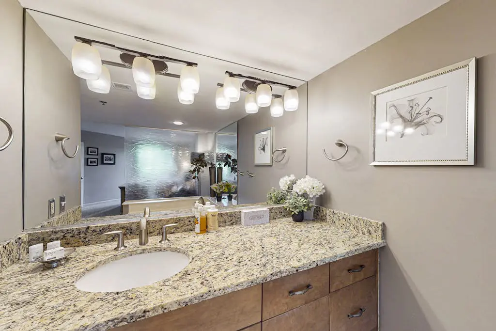 Island condo w/ beach access and balcony view - close to golf