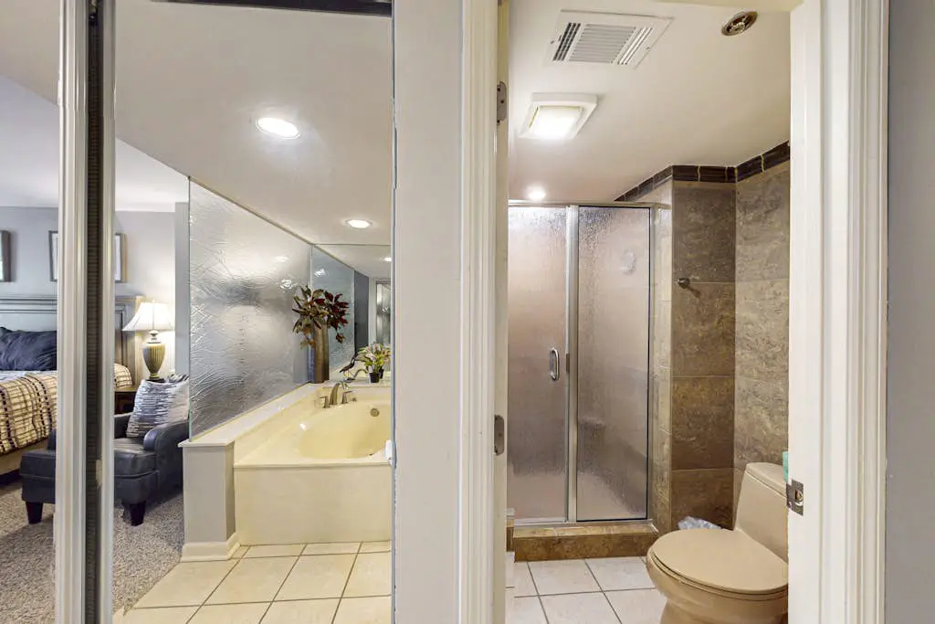 Island condo w/ beach access and balcony view - close to golf