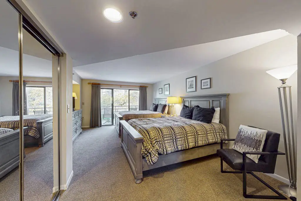 Island condo w/ beach access and balcony view - close to golf