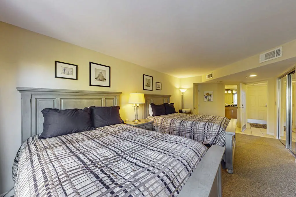 Island condo w/ beach access and balcony view - close to golf