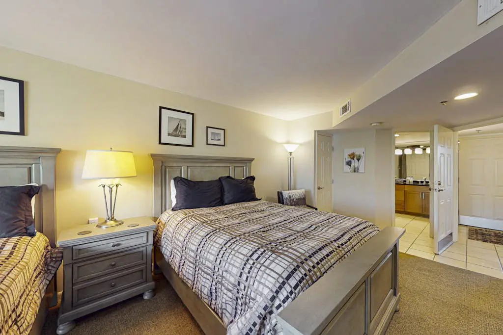 Island condo w/ beach access and balcony view - close to golf