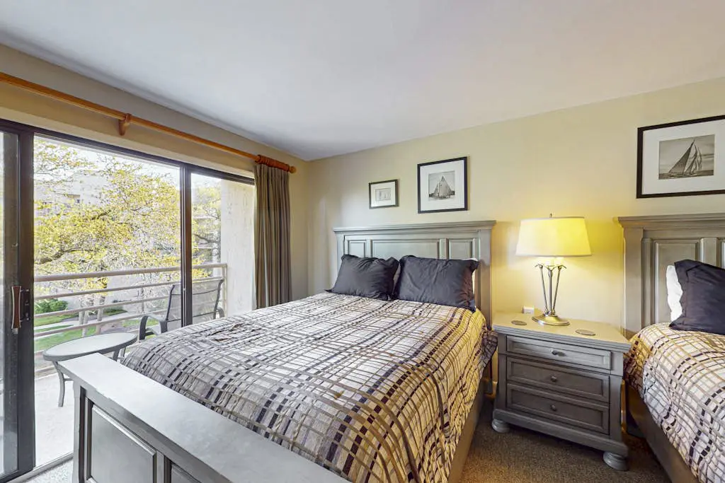 Island condo w/ beach access and balcony view - close to golf