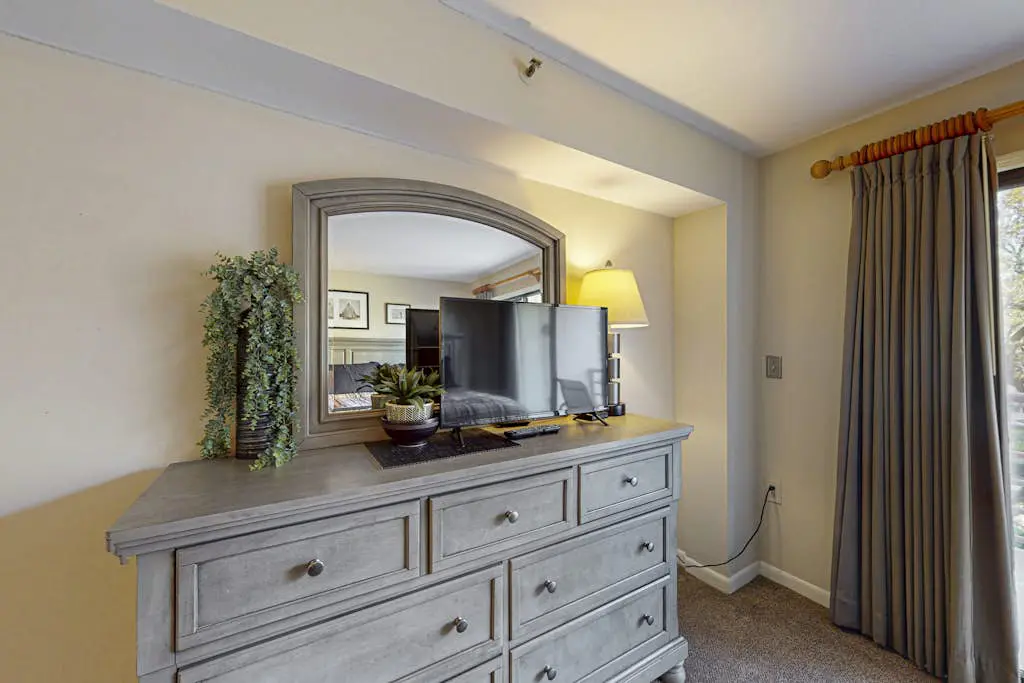Island condo w/ beach access and balcony view - close to golf