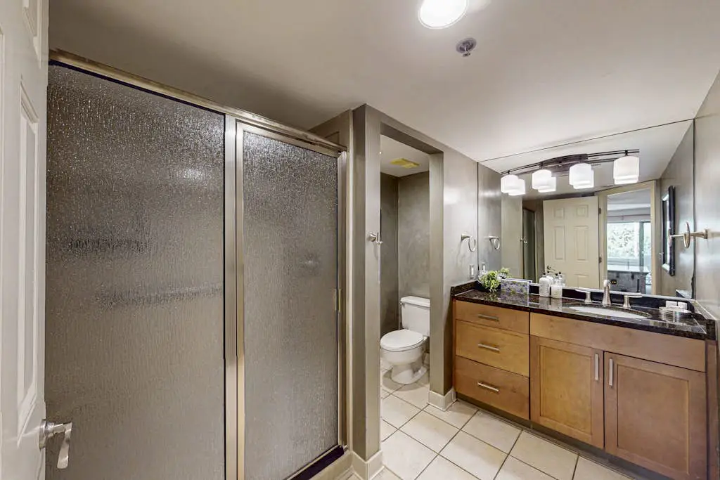 Island condo w/ beach access and balcony view - close to golf