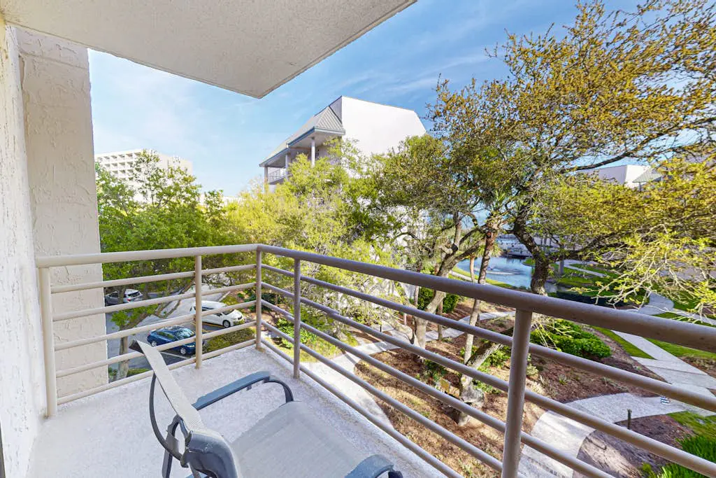 Island condo w/ beach access and balcony view - close to golf