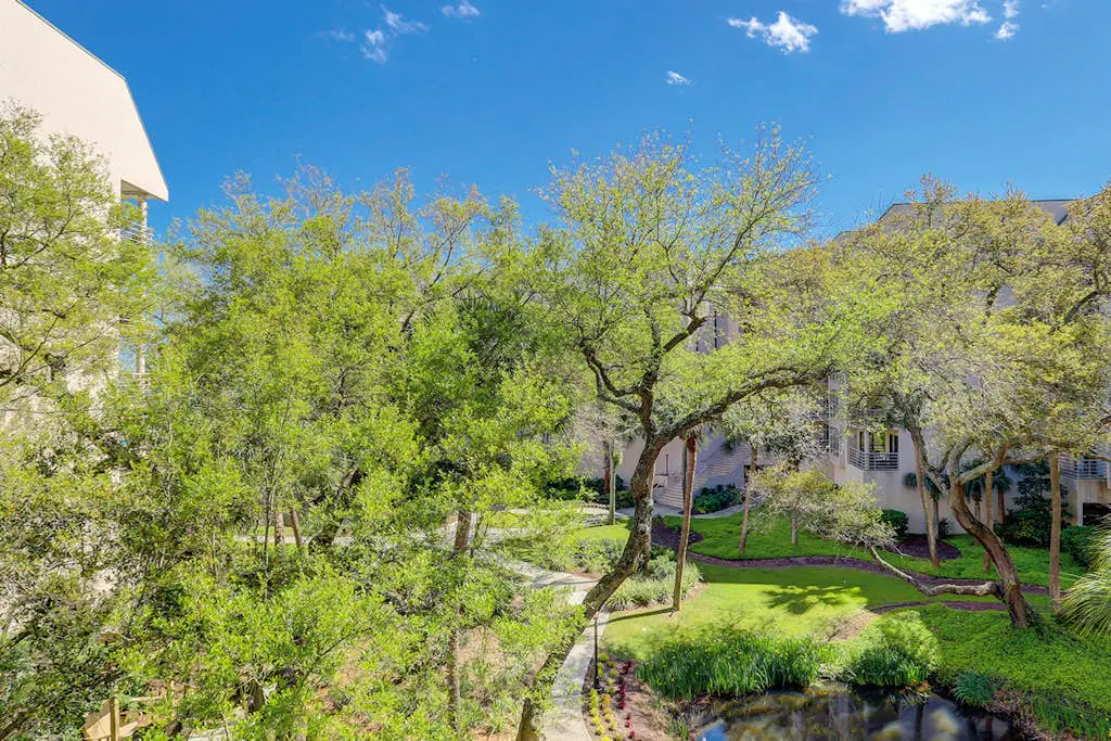 Island condo w/ beach access and balcony view - close to golf