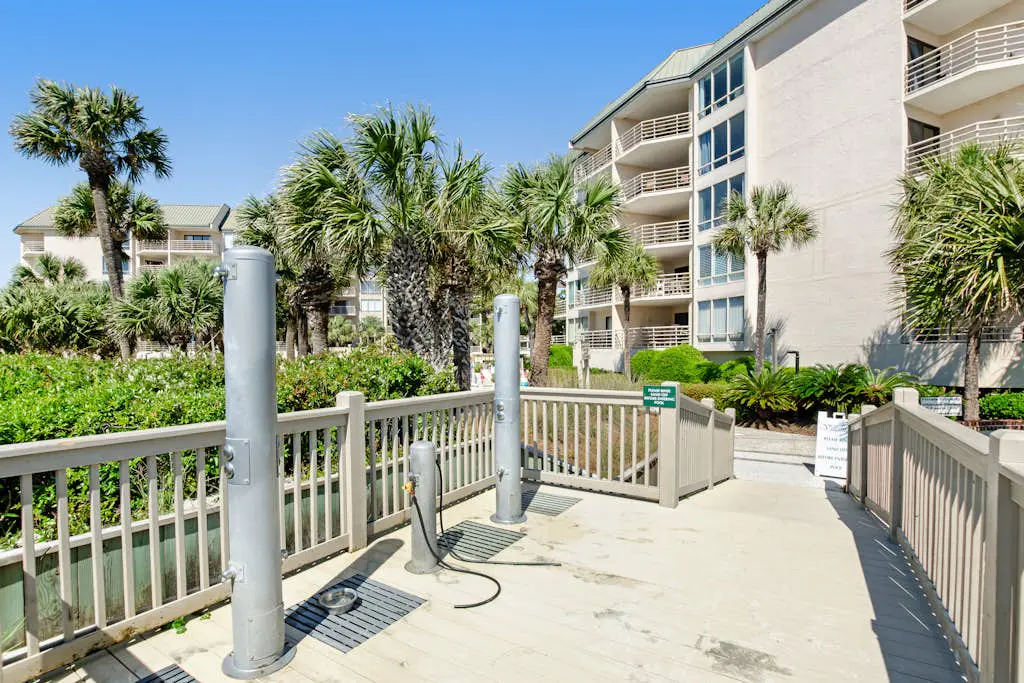 Island condo w/ beach access and balcony view - close to golf
