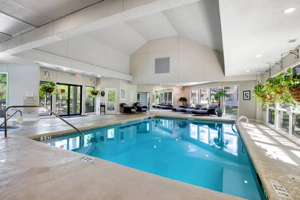 Island condo w/ beach access and balcony view - close to golf