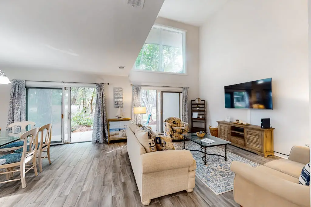 Harbour Town villa with courtyard view & pool - close to shops & restaurants