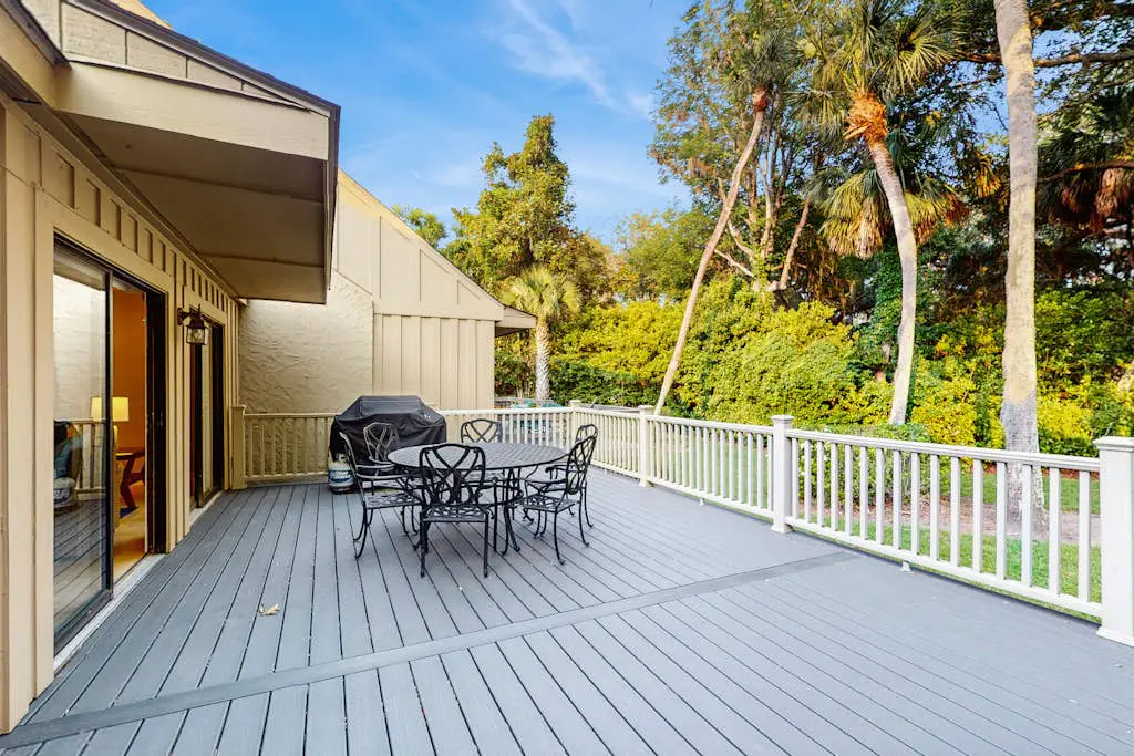 Family-friendly condo w/ a furnished deck & shared pools - near golf & shops