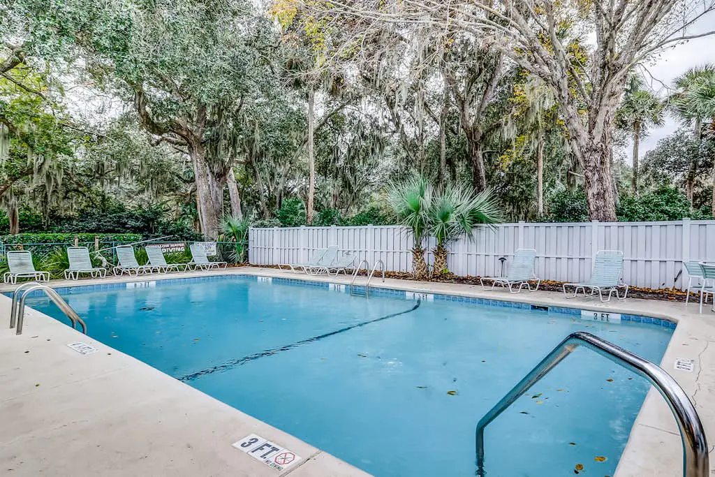 Family-friendly condo w/ a furnished deck & shared pools - near golf & shops