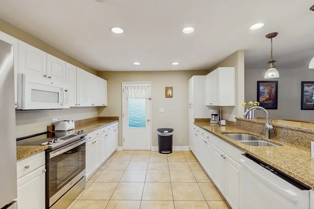 Family-friendly condo w/ a furnished deck & shared pools - near golf & shops