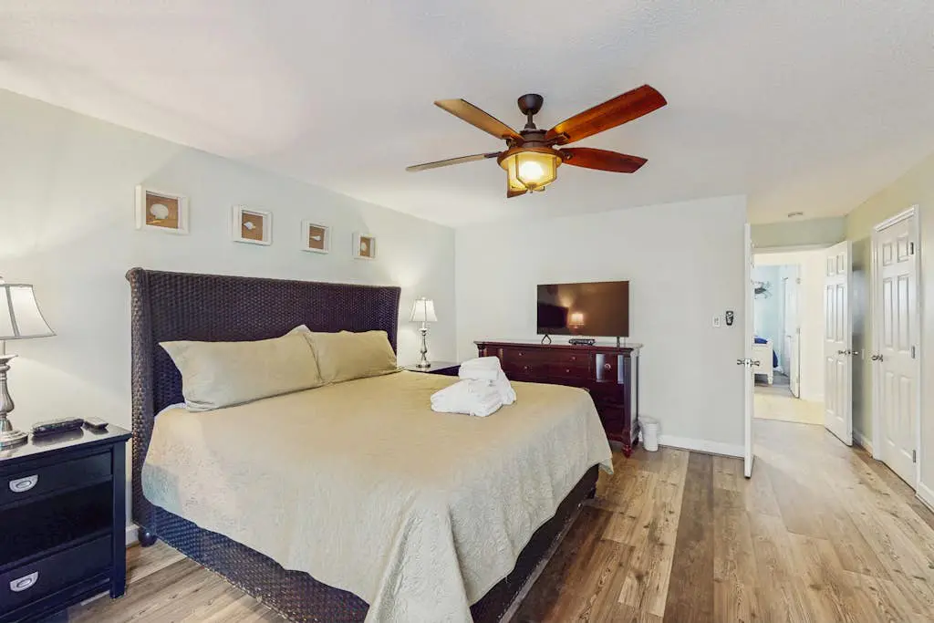 Family-friendly condo w/ a furnished deck & shared pools - near golf & shops
