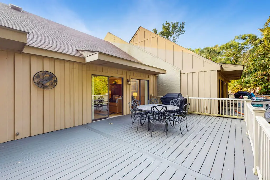 Family-friendly condo w/ a furnished deck & shared pools - near golf & shops