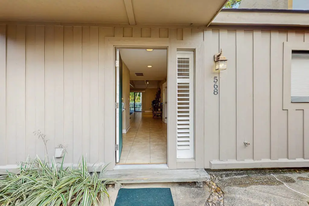 Family-friendly condo w/ a furnished deck & shared pools - near golf & shops