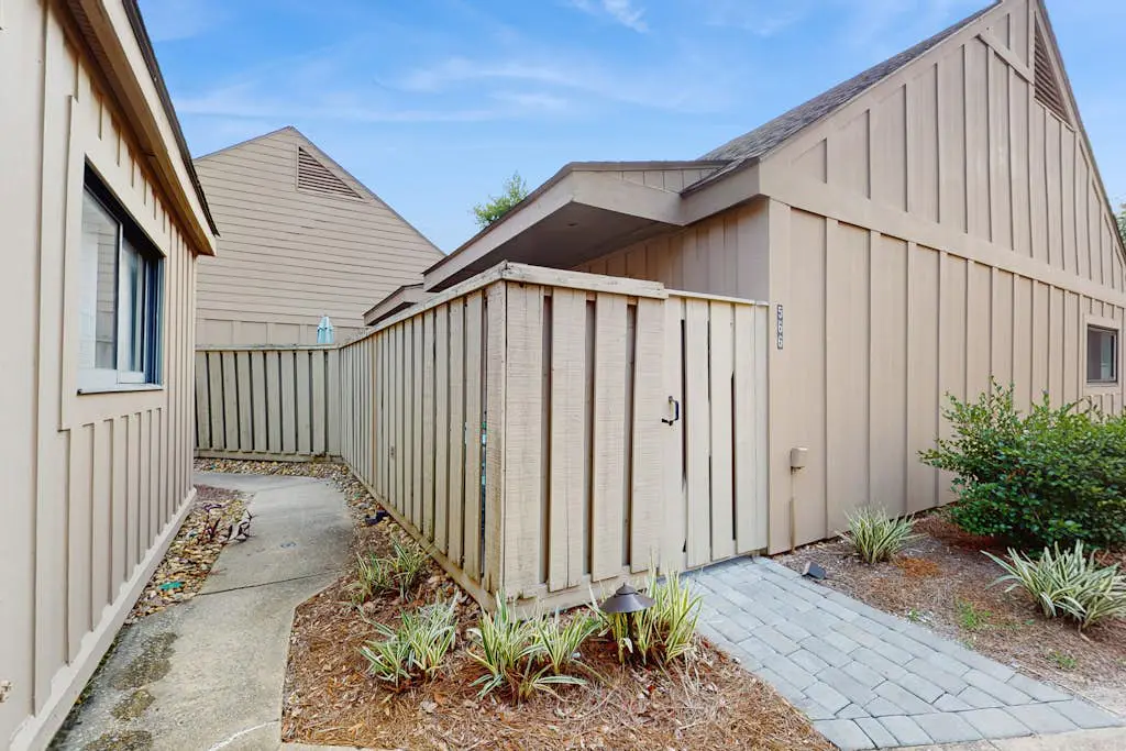 Family-friendly condo w/ a furnished deck & shared pools - near golf & shops
