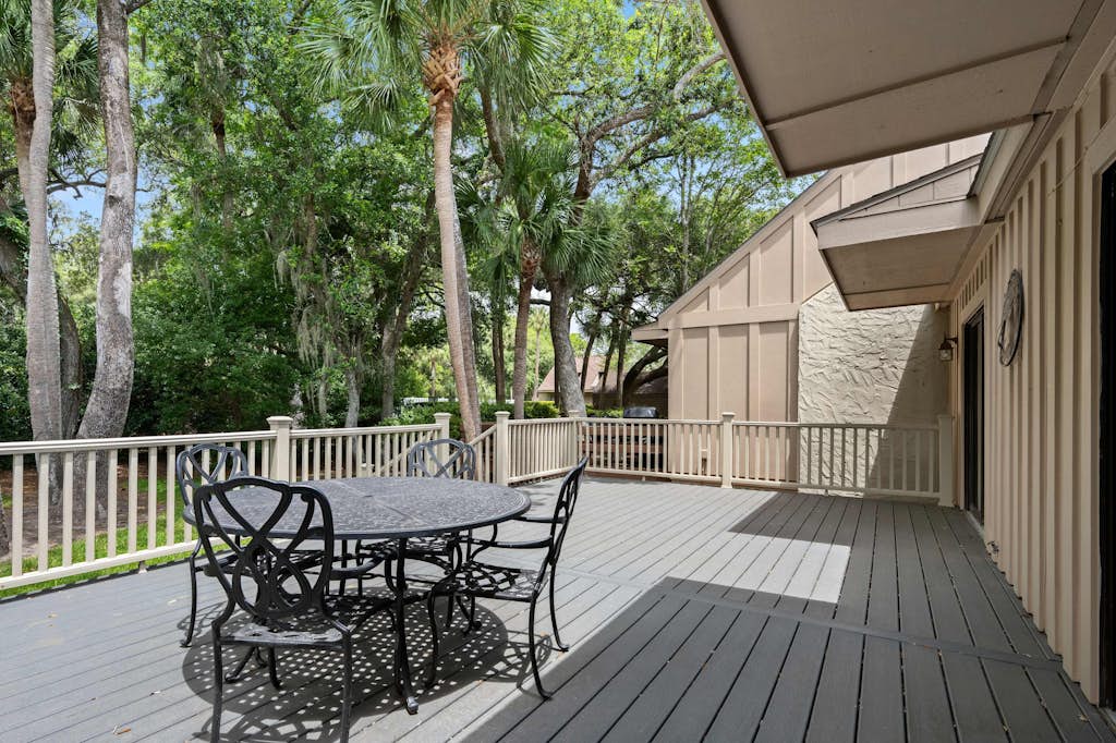 Family-friendly condo w/ a furnished deck & shared pools - near golf & shops