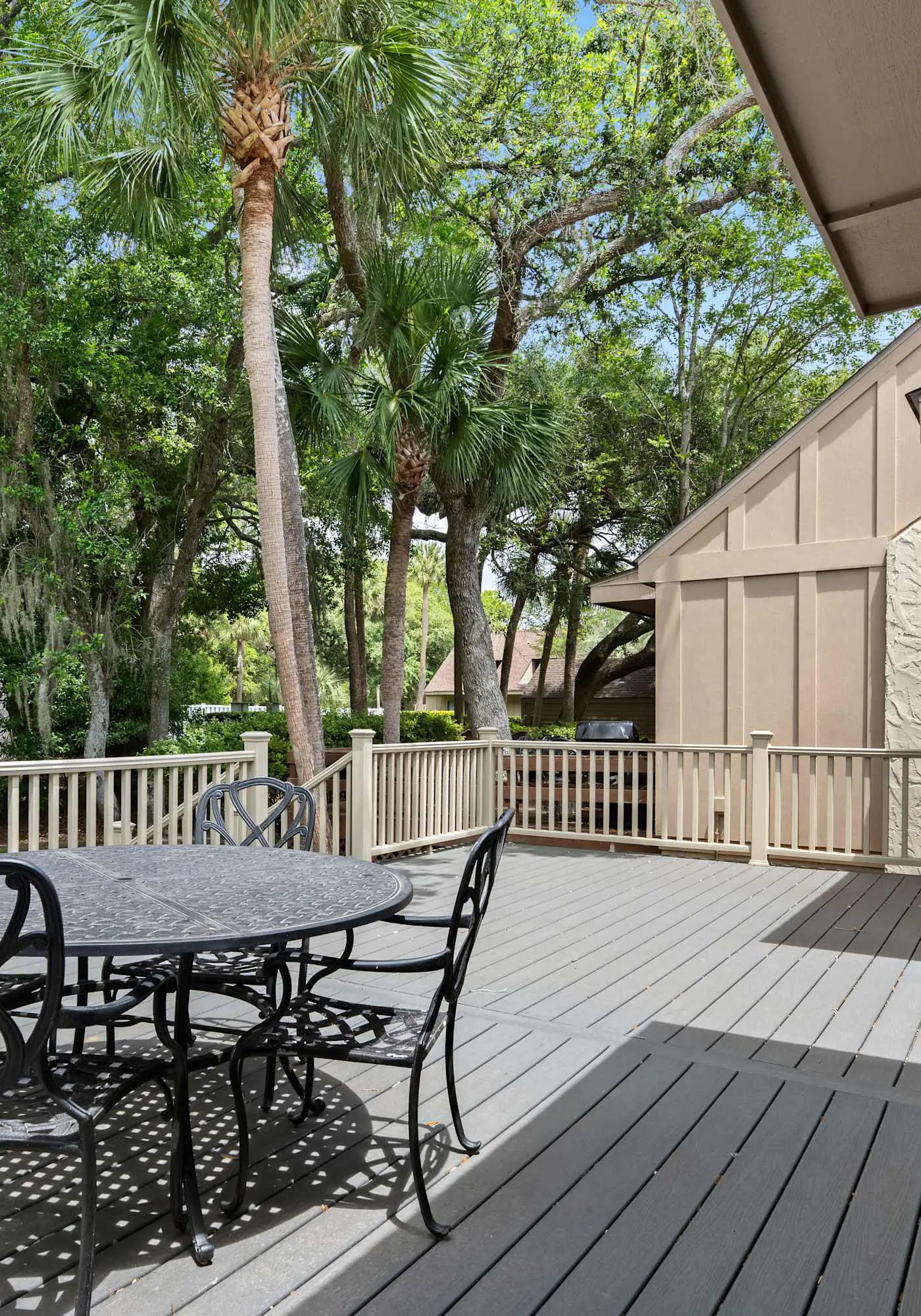 Family-friendly condo w/ a furnished deck & shared pools - near golf & shops