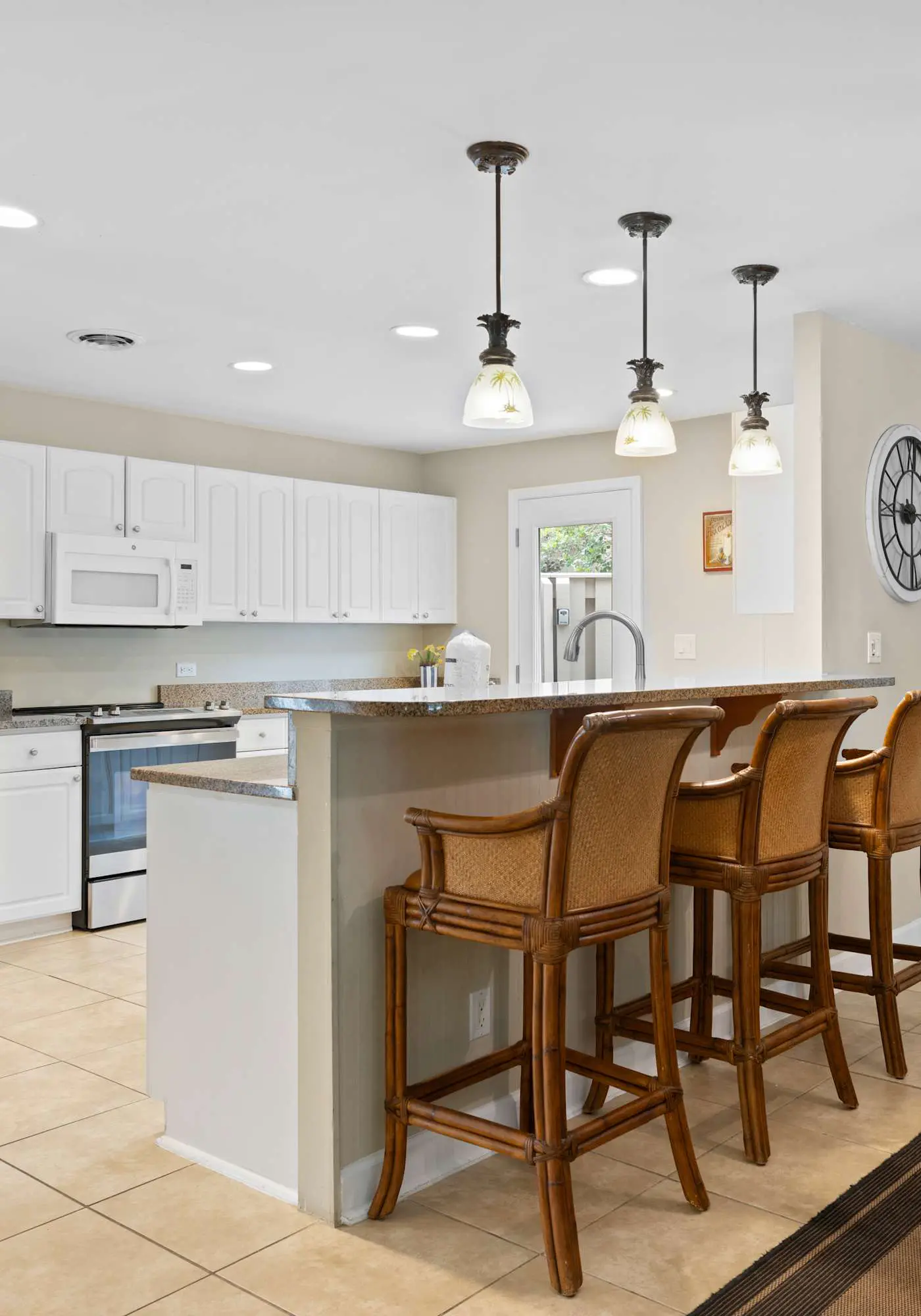 Family-friendly condo w/ a furnished deck & shared pools - near golf & shops