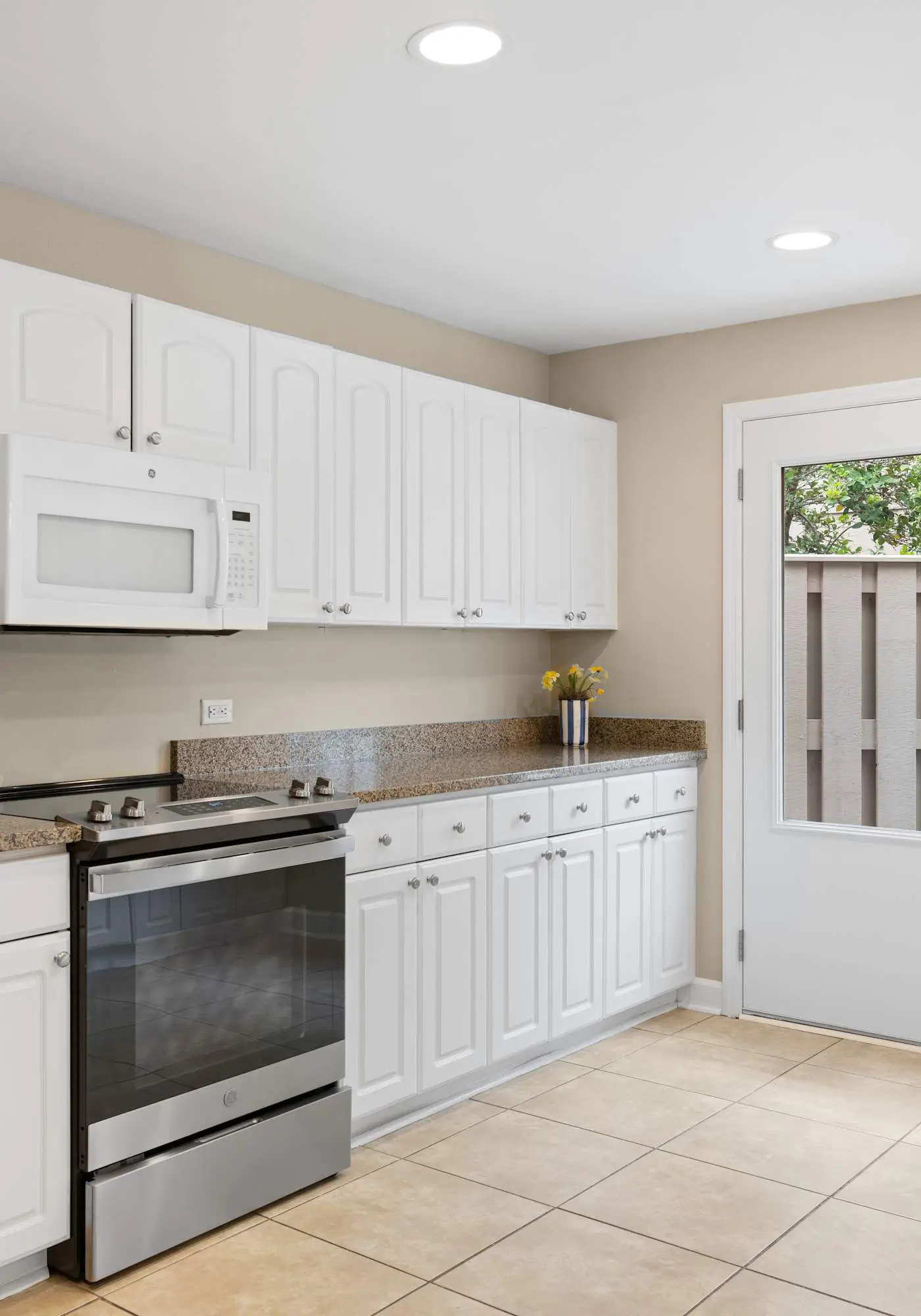 Family-friendly condo w/ a furnished deck & shared pools - near golf & shops