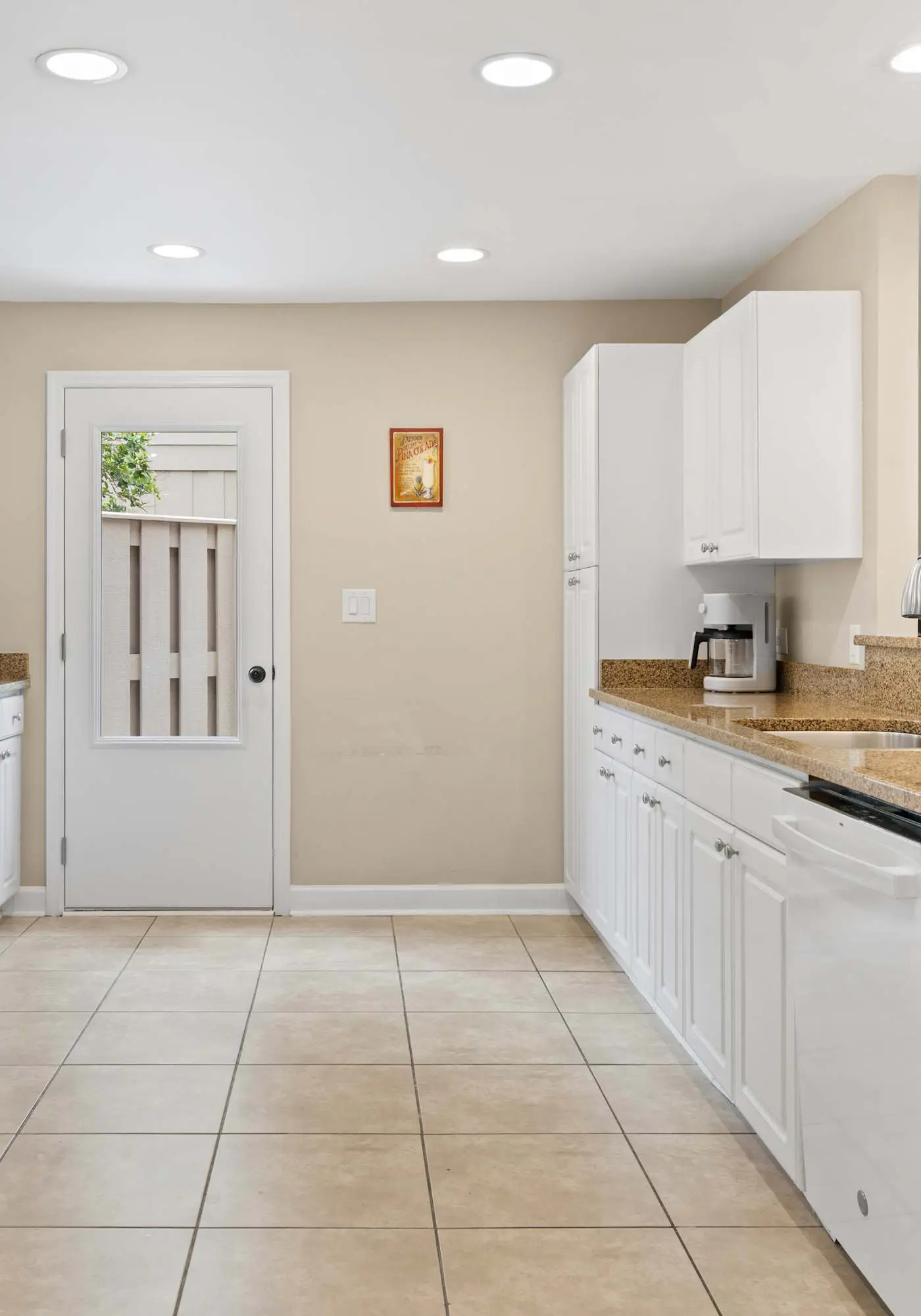 Family-friendly condo w/ a furnished deck & shared pools - near golf & shops