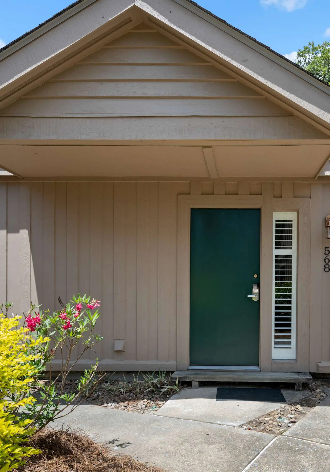 Family-friendly condo w/ a furnished deck & shared pools - near golf & shops