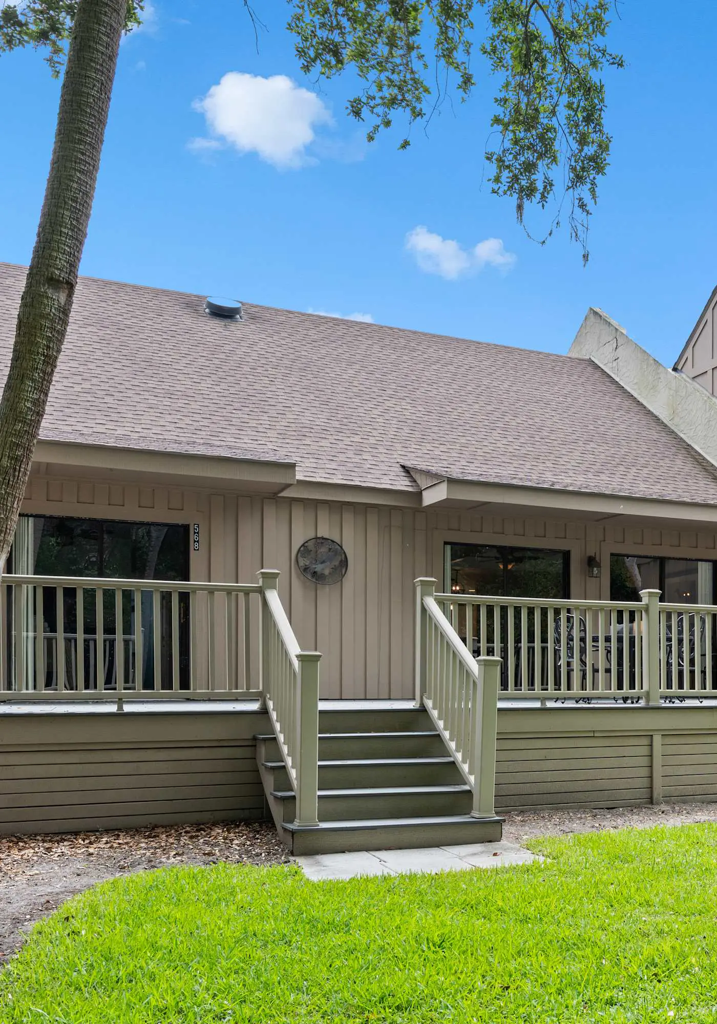 Family-friendly condo w/ a furnished deck & shared pools - near golf & shops