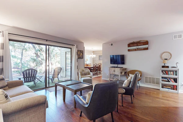 Dog-friendly villa w/ lagoon views & an updated interior - near beach & pools