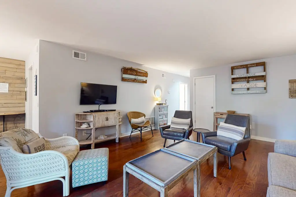 Dog-friendly villa w/ lagoon views & an updated interior - near beach & pools