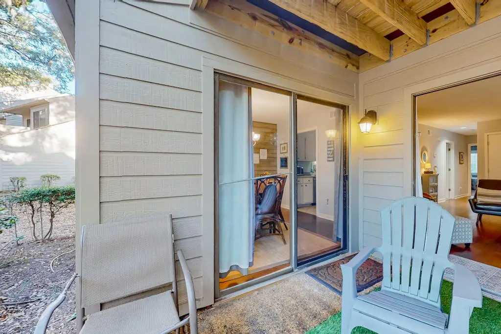 Dog-friendly villa w/ lagoon views & an updated interior - near beach & pools