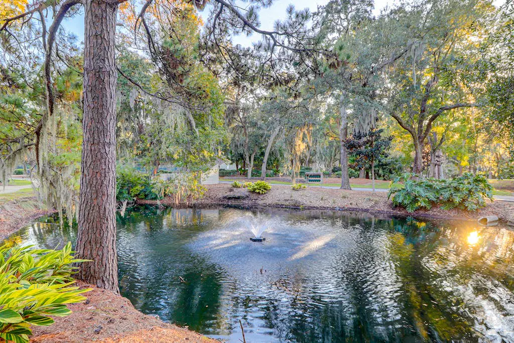 Dog-friendly villa w/ lagoon views & an updated interior - near beach & pools