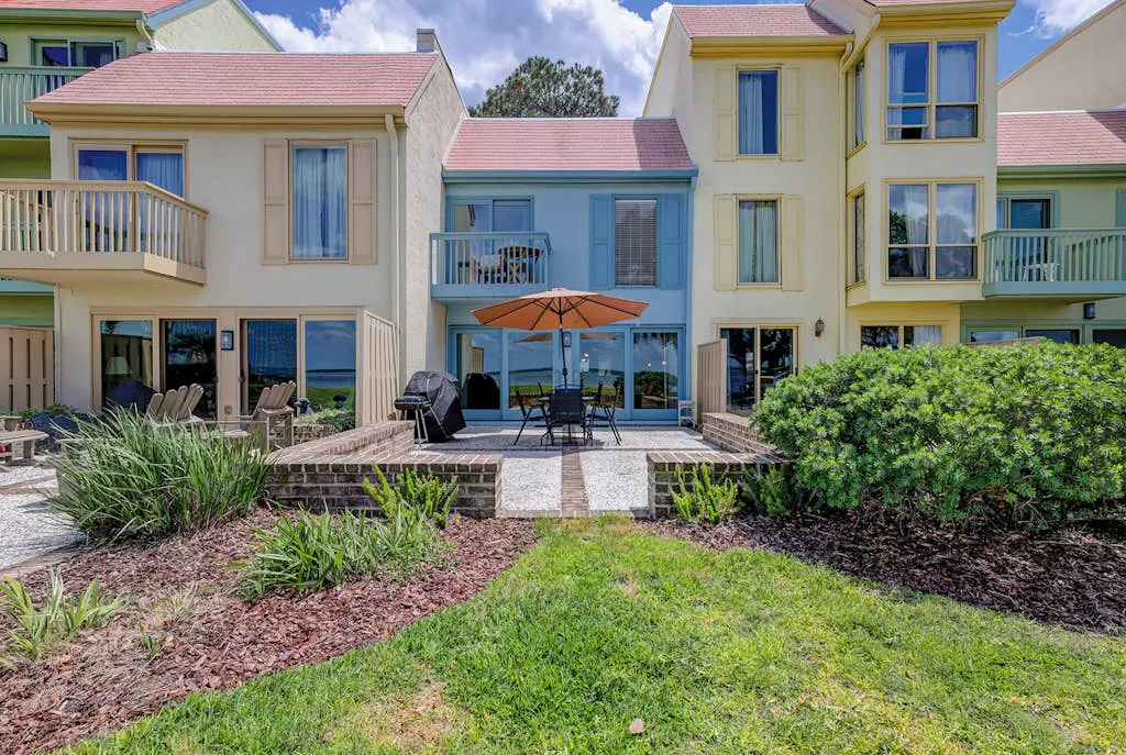 Harbour Town hideaway w/scenic balcony/water views - steps from the lighthouse