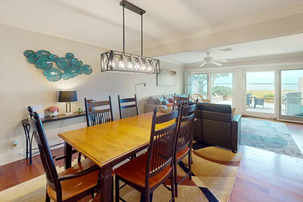 Harbour Town hideaway with scenic balcony, water views just steps from the lighthouse