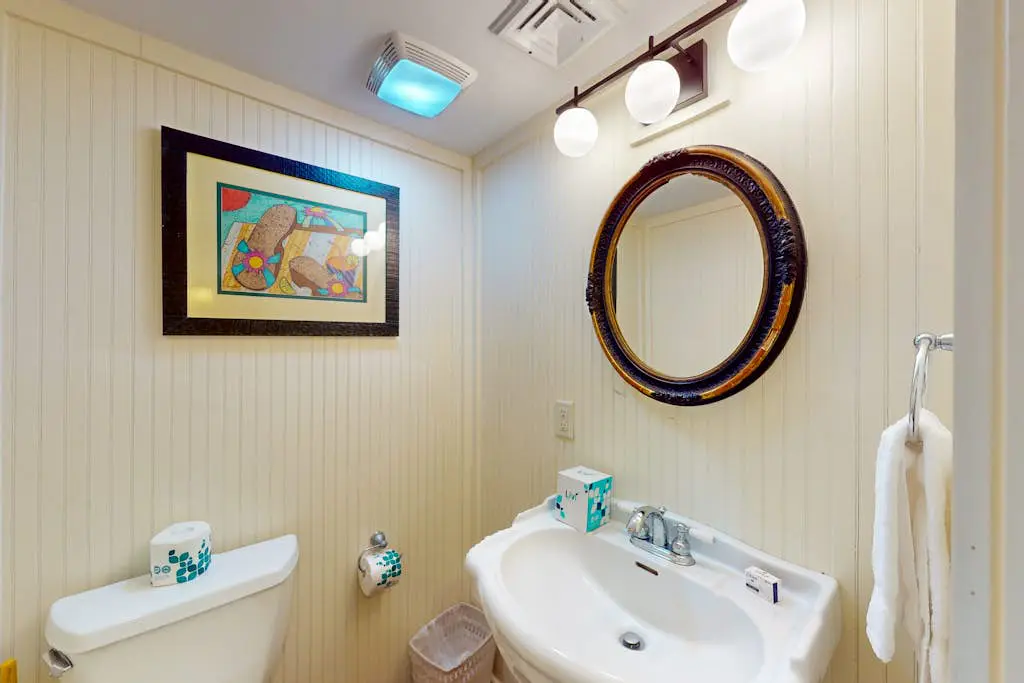 Harbour Town hideaway with scenic balcony, water views just steps from the lighthouse