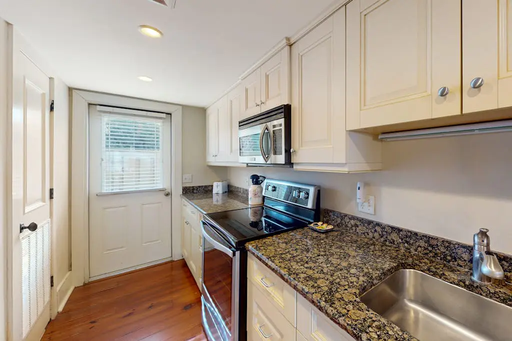 Harbour Town hideaway with scenic balcony, water views just steps from the lighthouse