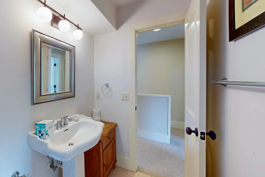 Harbour Town hideaway with scenic balcony, water views just steps from the lighthouse