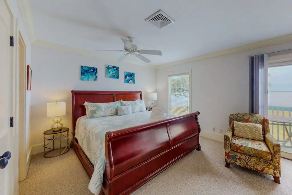 Harbour Town hideaway with scenic balcony, water views just steps from the lighthouse