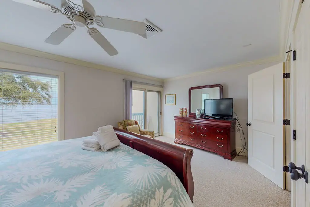 Harbour Town hideaway with scenic balcony, water views just steps from the lighthouse