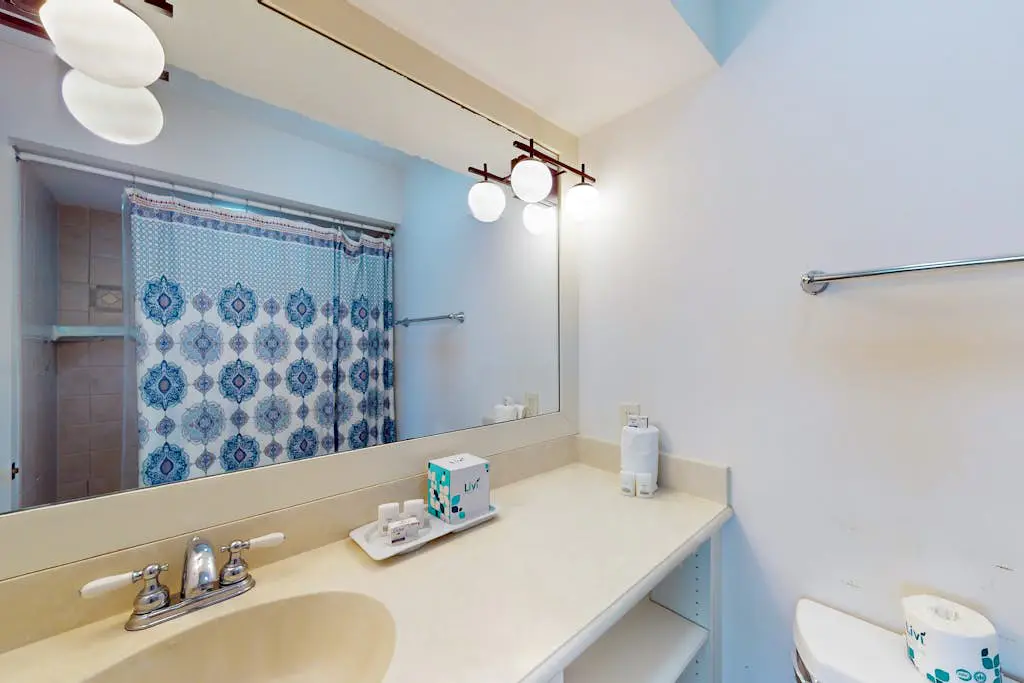 Harbour Town hideaway with scenic balcony, water views just steps from the lighthouse