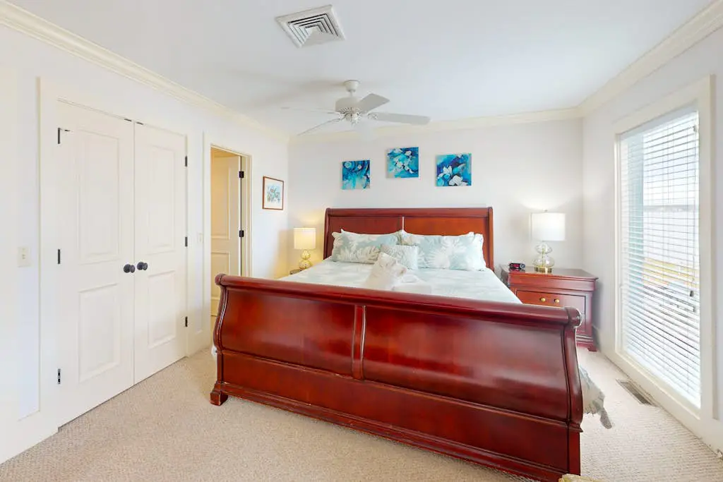 Harbour Town hideaway with scenic balcony, water views just steps from the lighthouse