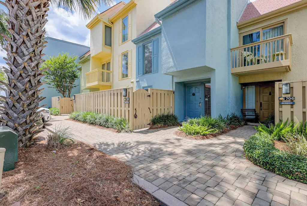 Harbour Town hideaway with scenic balcony, water views just steps from the lighthouse