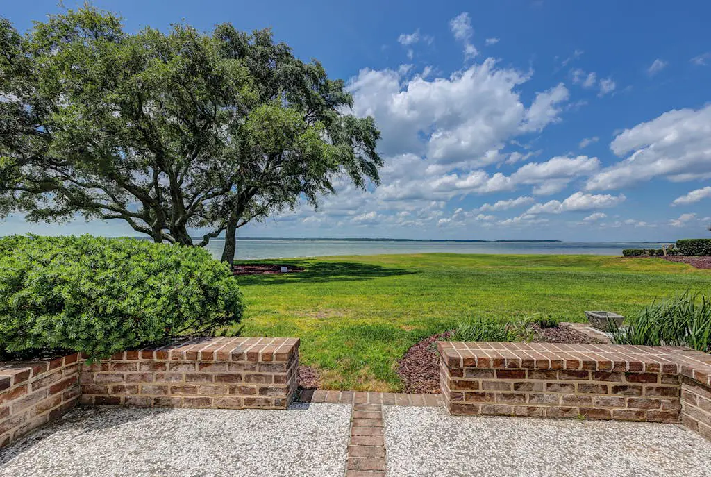 Harbour Town hideaway with scenic balcony, water views just steps from the lighthouse