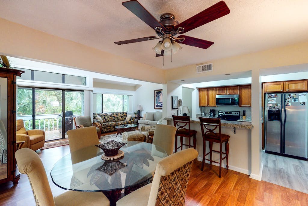 Charming, family-friendly condo w/ private deck - close to golf & the beach