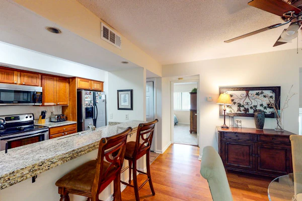 Charming, family-friendly condo w/ private deck - close to golf & the beach