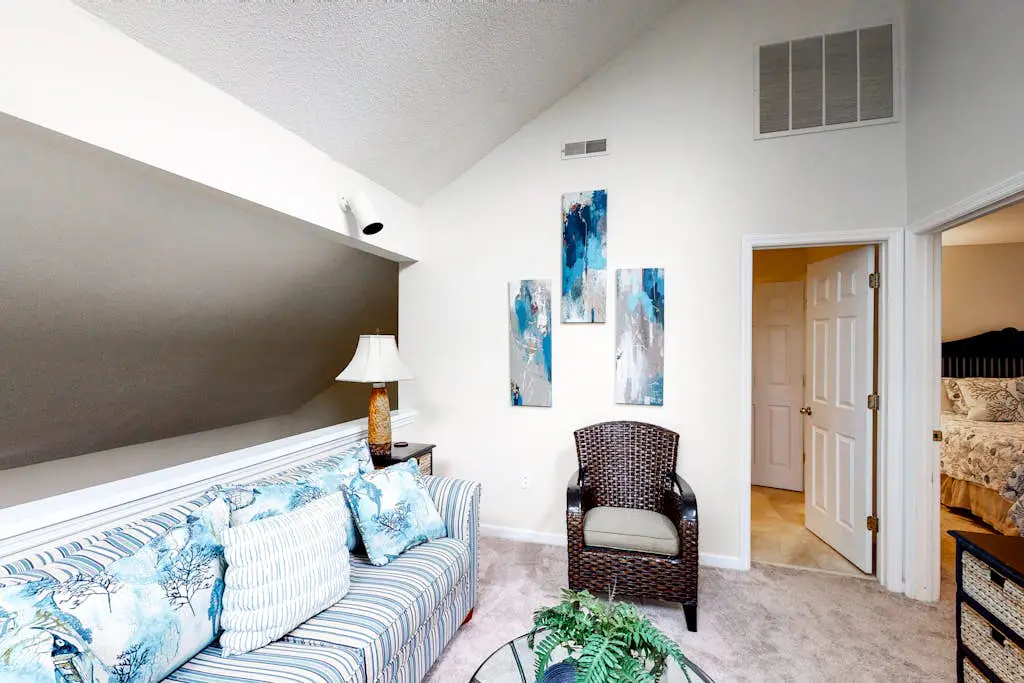 Charming, family-friendly condo w/ private deck - close to golf & the beach