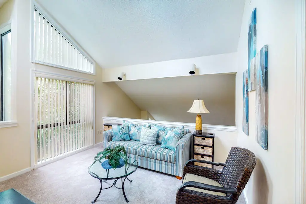 Charming, family-friendly condo w/ private deck - close to golf & the beach
